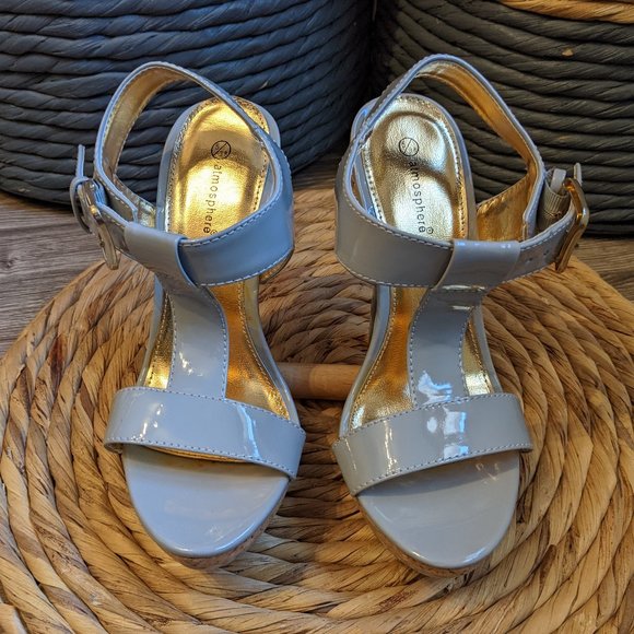 NWOT (W7) - ATMOSPHERE Grey Patent T-Strap Platform Sandal - Picture 2 of 13